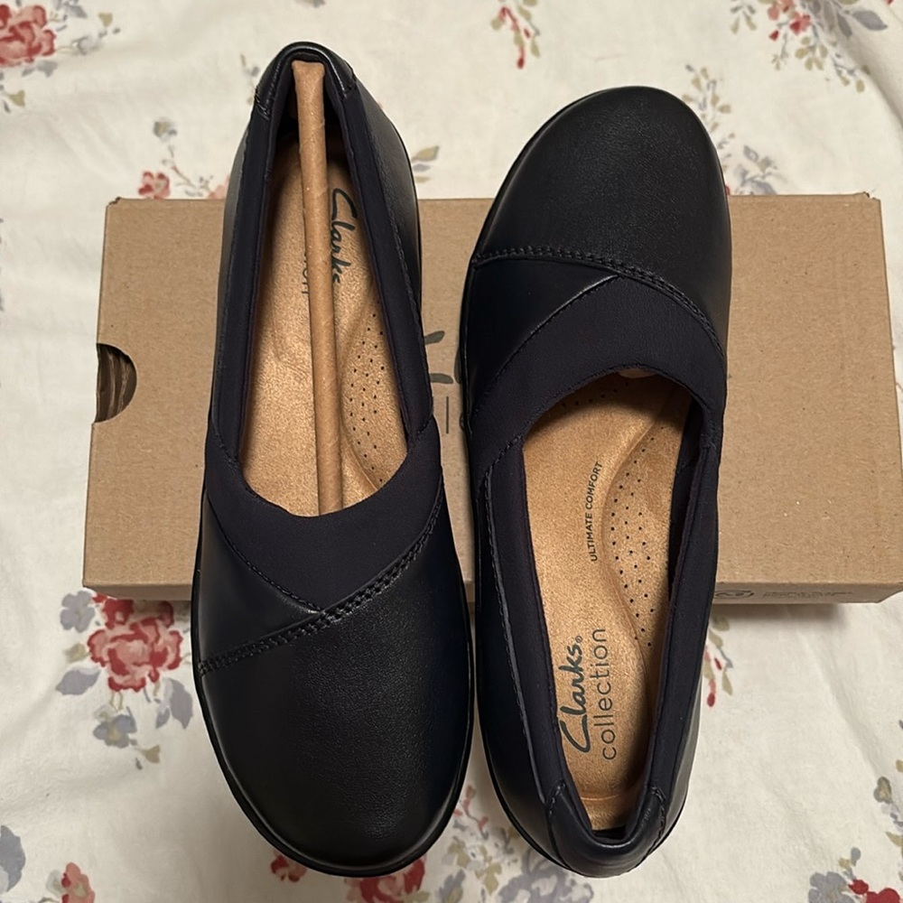 NWT Navy Blue Clarks Size 7 Medium shoes with comfort footbed.